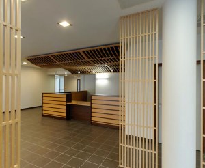 Plateforme sociale d'Athis-Mons, la banque d'accueil Réalisation EMMANUELLE LE CHEVALLIER ARCHITECTE