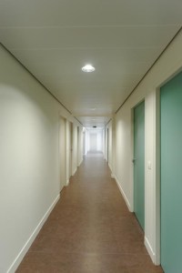 Aménagement de la plateforme sociale d'Athis-Mons: accès aux bureaux. Réalisation EMMANUELLE LE CHEVALLIER ARCHITECTE