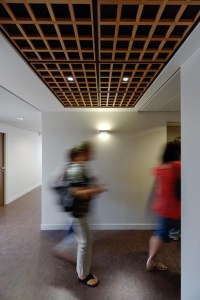 Aménagement de la plateforme sociale d'Athis-Mons: l'accès aux ascenseurs en étage. Réalisation EMMANUELLE LE CHEVALLIER ARCHITECTE