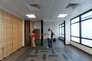 Aménagement de la plateforme sociale d'Athis-Mons: la salle d'attente modulable Réalisation EMMANUELLE LE CHEVALLIER ARCHITECTE